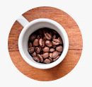 grãos de café dentro da xícara